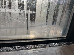 結露の水滴が目立つ透明な窓ガラス